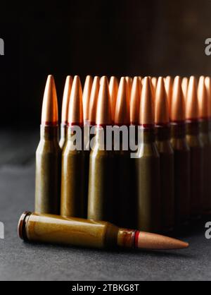Munitions, balles, balles réelles pour armes à feu sur fond sombre, gros plan Banque D'Images