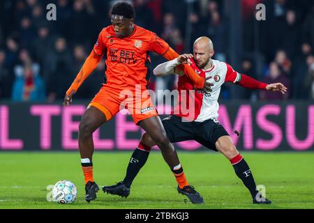 ROTTERDAM, PAYS-BAS - DÉCEMBRE 7 : Lequincio Zeefuik (FC Volendam) et Gernot Trauner (Feyenoord Rotterdam) lors du match d'Eredivisie du SC Feyeno Banque D'Images