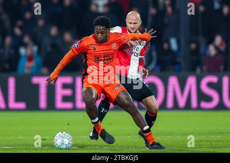 ROTTERDAM, PAYS-BAS - DÉCEMBRE 7 : Lequincio Zeefuik (FC Volendam) et Gernot Trauner (Feyenoord Rotterdam) lors du match d'Eredivisie du SC Feyeno Banque D'Images