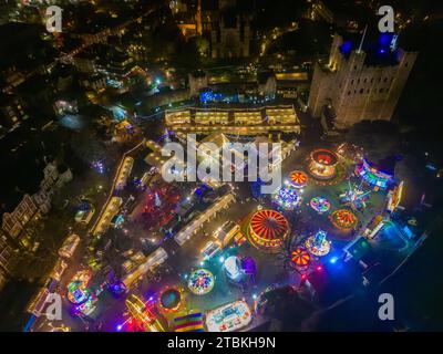 Vue du marché de Noël de Rochester d'en haut prise par un drone. Fête foraine dans le château de Rochester et la cathédrale de Rochester. Lumières et carrousels de Noël. Banque D'Images