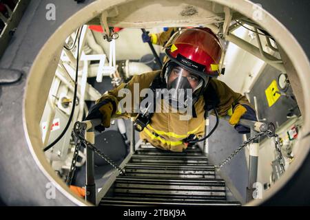 Mer des Philippines. 2 décembre 2023. Le compagnon de Boatswain de 2e classe Alexander Trujillo, de Strathmore, en Californie, transmet un message au chef sur place lors d'un exercice général de quart à bord du destroyer à missiles guidés de classe Arleigh Burke USS Sterett (DDG 104). Sterett, affecté au Carrier Strike Group ONE, est déployé dans la zone d'opérations de la 7e flotte américaine en soutien à l'Indo-Pacifique libre et ouvert. (Image de crédit : © Charles Scudella/U.S. Navy/ZUMA Press Wire) À USAGE ÉDITORIAL UNIQUEMENT ! Non destiné à UN USAGE commercial ! Banque D'Images