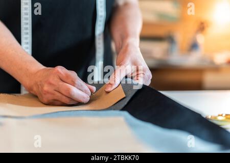 Créateur de mode mettant des épingles dans le motif et le tissu Banque D'Images