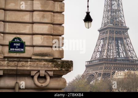 La Tour Eiffel au pied du pont Bir Hakeim en automne - Paris Banque D'Images