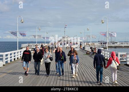 Les gens marchant insouciants sur la jetée de Sopot comme la plus longue planche de mer en bois en Europe, Sopot, Poméranie, Pologne, Europe, UE Banque D'Images