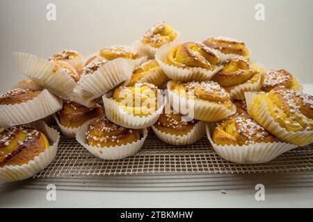 Les petits pains au safran de Noël refroidissent Banque D'Images