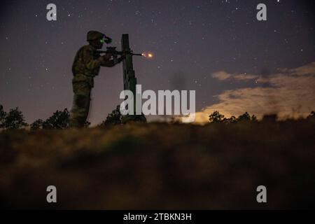 Fort Liberty, Caroline du Nord, États-Unis. 4 décembre 2023. Un soldat affecté à la compagnie Alpha, Group support Battalion, 3rd Special Forces Group (Airborne) tire son fusil lors d'une qualification M4 de nuit sur fort Liberty, Caroline du Nord, le 4 décembre 2023. La compagnie Alpha a promulgué cette formation pour garder les soldats du bataillon de soutien de groupe compétents dans leurs compétences de tir, renforçant encore la compétence de l'unité dans son ensemble. (Image de crédit : © U.S. Army/ZUMA Press Wire) USAGE ÉDITORIAL SEULEMENT! Non destiné à UN USAGE commercial ! Banque D'Images