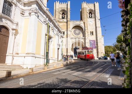 Lisboa, Portugal - 18.09.2023 28 tram, la ligne de tramway la plus célèbre, en face de la cathédrale de Lisbonne à Alfama. Rue de Lisbonne avec tram jaune typique Banque D'Images