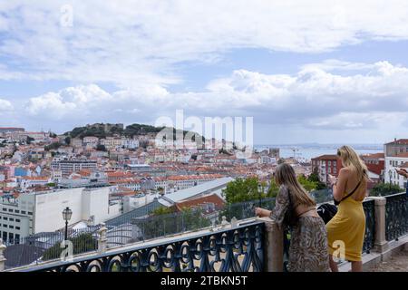 Lisboa, Portugal - 18.09.2023 deux filles regardant le toit de Lisbonne depuis Sao Pedro de Alcantara point de vue - Miradouro dans la ville de Lisbonne, Portugal Banque D'Images