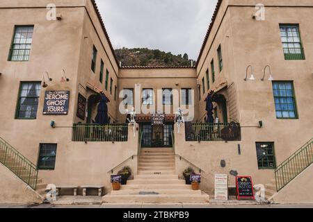 Jerome, AZ - 16 novembre 2023 : Jerome Ghost Tours propose une grande variété de visites de la ville, y compris un Far West Tour et une promenade d'histoire. Banque D'Images