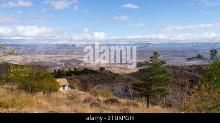 Vue depuis le sommet de la montagne à Jerome, Arizona à travers la vallée vers les montagnes de roches rouges de la région de Sedona Banque D'Images