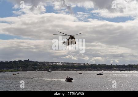 RAF Sea King Air Sea hélicoptère de sauvetage en mer donnant une démonstration au festival d'été de Cardiff Bay 2010 Wales UK Royal Air Force Banque D'Images