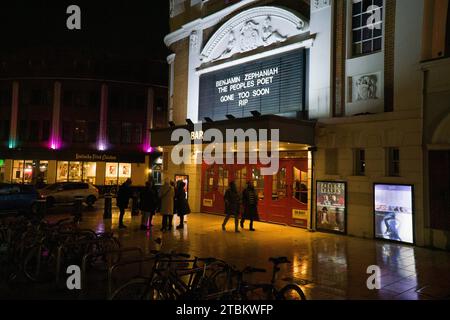 Londres, Royaume-Uni. 7 décembre 2023. À Windrush Square, le cinéma de Brixton rend hommage au poète Benjamin Zephaniah avec les mots « le poète du peuple ». Parti trop tôt. RIP.' La mort du professeur Zephaniah à l'âge de 65 ans a été annoncée par sa famille, huit semaines après qu'on lui ait diagnostiqué une tumeur au cerveau. Crédit : Anna Watson/Alamy Live News Banque D'Images