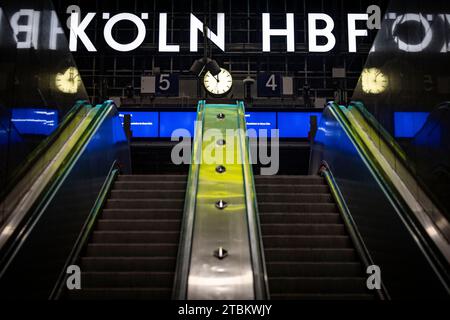 Cologne, Allemagne. 07 décembre 2023. Un escalator mène à un quai de la gare centrale de Cologne. Le syndicat allemand des conducteurs de train (GDL) a entamé une grève d'avertissement de 24 heures dans la soirée. Crédit : Christoph Reichwein/dpa/Alamy Live News Banque D'Images