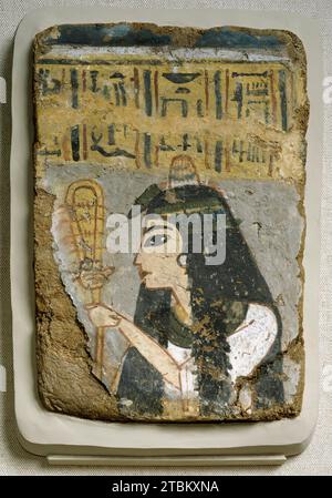 Peinture murale : Femme tenant un Sistrum, c1250-1200 BCE. La femme dans cette peinture fragmentaire d'un mur de tombe a une perruque de longs cheveux pleins, maintenue en place par un bandeau fleuri et surmontée d'un cône de pommade, une substance parfumée placée sur des perruques qui dégageait un arôme parfumé en fondant. Une fleur de lotus orne le devant du bandeau. Elle tient un hochet appelé sistrum, que les femmes jouaient souvent lors des cérémonies du temple. Ce qui reste de l'inscription suggère qu'elle a peut-être servi avec le personnel du temple du dieu Amen. Banque D'Images