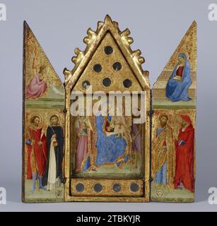 Reliquaire avec Madone et enfant avec Saints, 1350-1359. Ce triptyque, ou retable à trois panneaux, contenait autrefois des reliques dans les trous circulaires de la section centrale. Autour de la Vierge et de l'enfant dans les lieux d'honneur sont Saints Aurea et Jean le Baptiste. Sur les ailes, Gabriel annonce l'incarnation du Christ avec les mots écrits en latin sur son rouleau qui se traduisent par : «le Saint-Esprit viendra sur toi et la puissance du tout-puissant t'éclipsera», de la messe chantée à la fête de l'Annonciation. Les armoiries non identifiées sont probablement celles du donneur Banque D'Images