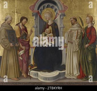 Vierge et enfant intronisé avec quatre saints, peu après 1450. Ce retable suit la convention d'une &#x201c;sacra conversazione,&#x201d ; ou &#x201c;conversation sacrée,&#x201d ; signifiant que les personnages saints sont tous placés dans un espace unifié qui leur permettrait de parler entre eux. Au centre se trouve la Vierge à l'enfant, assise régalement sur un trône élaboré de marbre rose et gris. À gauche se trouve Saint Bernardino de Sienne (1380-1444), tenant la tablette portant le nom de Jésus (&#x201c;YHS&#x201d;) qu'il exposerait au public siennoise lors de ses fameux sermons, A. Banque D'Images