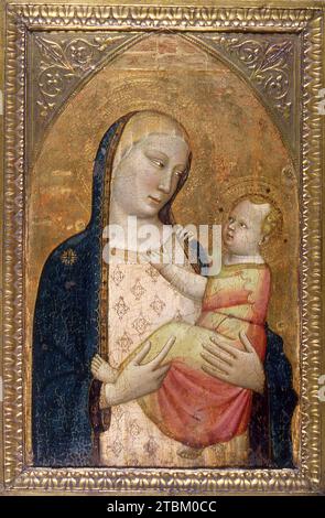 Madonna et enfant, 1345-1349. Chef d'un grand atelier, Bernardo Daddi fut l'un des peintres les plus prolifiques de Florence du 14e siècle. Cette œuvre est le panneau central d'un polyptyque, ou retable à plusieurs panneaux, et aurait été flanquée d'images de saints. Le peintre a donné à la Vierge à l'enfant une présence physique et tridimensionnelle en faisant disparaître leurs doigts derrière le tissu de leurs vêtements. Le bras droit du Christ s'étend également derrière l'épaule gauche de la Vierge. La décoration linéaire découpée dans les halos et l'utilisation minimale de poinçonnage dans le sol doré est typique de l'ap florentin Banque D'Images