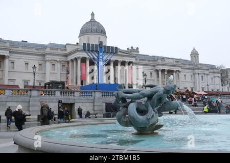 Londres, Royaume-Uni. Une menorah surdimensionnée non éclairée à Trafalgar Square avant le festival juif de Hanukkah. Banque D'Images