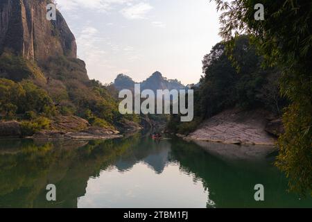 L'eau verte émeraude de la rivière Nine Bend ou de la rivière Jiuxi à travers Wuyishan ou le mont wuyi région pittoresque dans la province de Fujian en Chine. Arrière-plan du coucher du soleil Banque D'Images