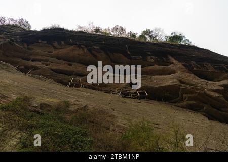 Gros plan sur les formations rocheuses de Wuyishan sur le chemin de Da Wang Shan, Fujian, Chine. Image d'arrière-plan horizontale avec espace de copie pour le texte Banque D'Images