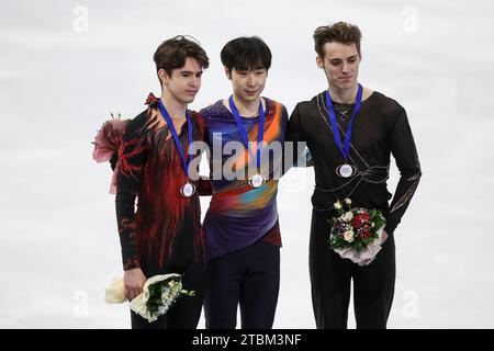 (231208) -- ZAGREB, 8 déc. 2023 (Xinhua) -- le médaillé d'or Jin Boyang (C), de Chine, le médaillé d'argent Mikhail Shaidorov (L), du Kazakhstan, et le médaillé de bronze Aleksandr Selevko, d'Estonie, posent lors de la cérémonie de remise des médailles après la compétition masculine de patinage libre au Golden Spin de l'ISU à Zagreb, en Croatie, le 7 décembre 2023. (Igor Kralj/PIXSELL via Xinhua) Banque D'Images