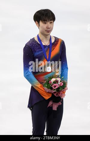 (231208) -- ZAGREB, 8 déc. 2023 (Xinhua) -- le médaillé d'or Jin Boyang, de Chine, pose lors de la cérémonie de remise des médailles après la compétition masculine de patinage libre au Golden Spin de l'ISU à Zagreb, en Croatie, le 7 décembre 2023. (Igor Kralj/PIXSELL via Xinhua) Banque D'Images