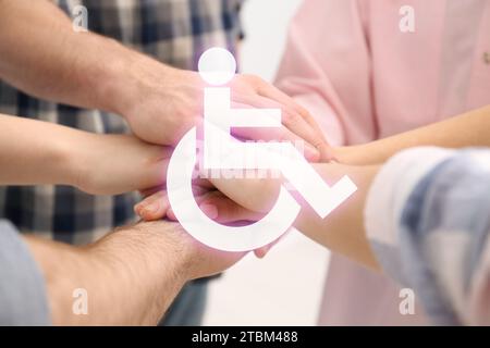 Concept d'inclusion. Symbole international d'accès. Les gens se tenant la main ensemble, gros plan Banque D'Images