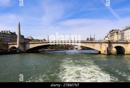 Pont de la Tournelle pont entre Seine et beaux bâtiments historiques de Paris France. Avril 2019 Banque D'Images