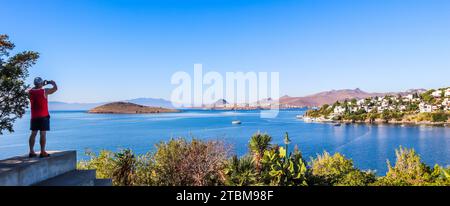 Un touriste photographie un belle vue sur baie magnifique avec une eau bleue. Repos et détente sur la côte de la mer Banque D'Images