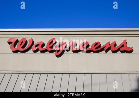 Mukilteo, WA, USA - 8 novembre 2023 ; logo de la société sur le bâtiment avec ciel bleu pour Walgreens Banque D'Images