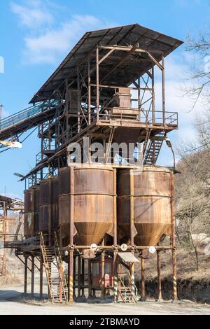 Une vieille carrière de gravier. Matériel d'exploitation minière et de carrière. Exploitation minière à ciel ouvert de pierres granitiques Banque D'Images