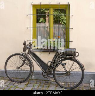 Un vieux vélo antique avec réservoir de carburant en forme de baril de vin attaché à la crémaillère arrière. Vélo vintage en métal à moteur à essence. Gros plan. Détails Banque D'Images