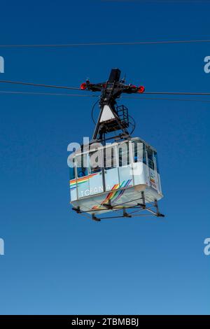 Cortina d'Ampezzo, Dolomites, Italie, juillet 8, 2022 : téléphérique ou télécabine remontant de Cortina d'Ampezzo à Tofana di Mezzo en été Banque D'Images