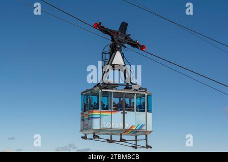 Cortina d'Ampezzo, Dolomites, Italie, juillet 8, 2022 : téléphérique ou télécabine remontant de Cortina d'Ampezzo à Tofana di Mezzo en été Banque D'Images