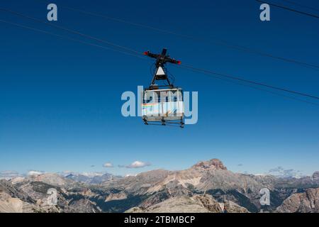 Cortina d'Ampezzo, Dolomites, Italie, juillet 8, 2022 : téléphérique ou télécabine remontant de Cortina d'Ampezzo à Tofana di Mezzo en été Banque D'Images