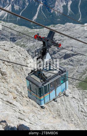 Cortina d'Ampezzo, Dolomites, Italie, juillet 8, 2022 : téléphérique ou télécabine remontant de Cortina d'Ampezzo à Tofana di Mezzo en été Banque D'Images