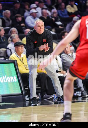 6 décembre 2023 : Steve Pikiell est l'entraîneur-chef de l'université Rutgers. Match de basket-ball NCAA entre l'Université Rutgers et l'Université Wake Forest au Lawrence Joel Veterans Memorial Coliseum, Winston Salem. Caroline du Nord. David Beach/CSM Banque D'Images