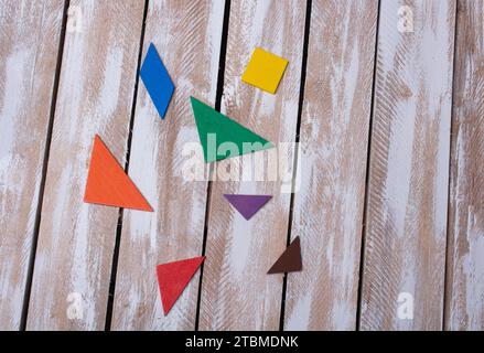 Concept de pensée logique créative. Différents blocs de bois colorés. Formes géométriques de différentes couleurs Banque D'Images