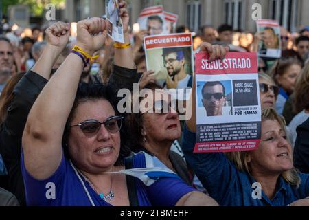 Buenos Aires, Argentine. 07 décembre 2023. Les gens participent à un rassemblement de solidarité pour les personnes enlevées et tuées dans l'attaque du Hamas islamiste le 7 octobre 2023. Crédit : Guido Piotrkowski/dpa/Alamy Live News Banque D'Images