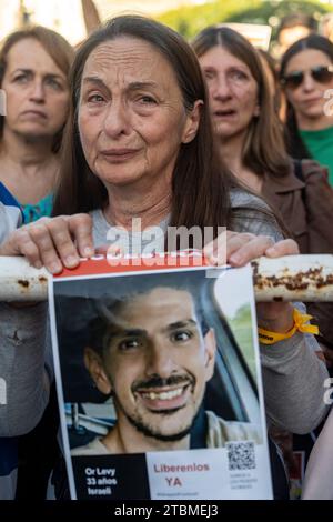 Buenos Aires, Argentine. 07 décembre 2023. Les gens participent à un rassemblement de solidarité pour les personnes enlevées et tuées dans l'attaque du Hamas islamiste le 7 octobre 2023. Crédit : Guido Piotrkowski/dpa/Alamy Live News Banque D'Images