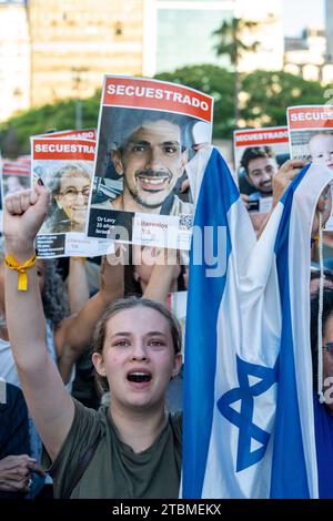 Buenos Aires, Argentine. 07 décembre 2023. Les gens participent à un rassemblement de solidarité pour les personnes enlevées et tuées dans l'attaque du Hamas islamiste le 7 octobre 2023. Crédit : Guido Piotrkowski/dpa/Alamy Live News Banque D'Images