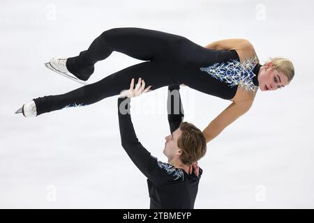 (231208) -- ZAGREB, 8 déc. 2023 (Xinhua) -- Sofiia Holichenko (top)/Artem Darenskyi, d'Ukraine, concourent lors de la compétition de patinage libre en couple au Golden Spin de l'ISU à Zagreb, Croatie, le 7 décembre 2023. (Igor Kralj/PIXSELL via Xinhua) Banque D'Images