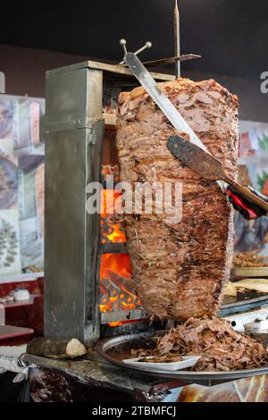 Cuisine turque traditionnelle Doner Kebab. Le tournebroche se déverse le kebap kebab shawarma Banque D'Images