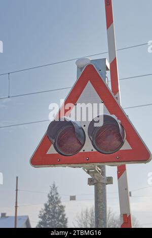 Panneau de traversée de chemin de fer enneigé à Dugo Selo, Croatie Banque D'Images