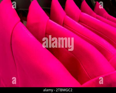 Vestes de costume pour femmes sur cintres dans le magasin de détail Banque D'Images