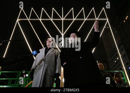 La gouverneure Kathy Hochul et le rabbin Shmuel M. Butman allument la plus grande menorah Hanoukka du monde la première nuit de Hanoukka dans Central Park Grand Army Banque D'Images