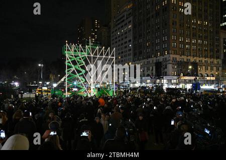 La plus grande menorah de Hanukkah du monde est allumée la première nuit de Hanukkah sur Central Park Grand Army Plaza le 7 décembre 2023 à New York. Banque D'Images