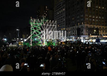 La plus grande menorah de Hanukkah du monde est allumée la première nuit de Hanukkah sur Central Park Grand Army Plaza le 7 décembre 2023 à New York. Banque D'Images