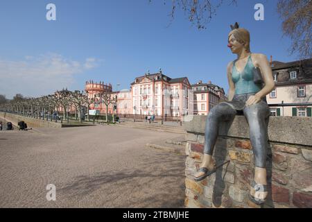 Sculpture Frog Queen par Birgid Helmy 2004 sur les rives du Rhin, promenade du Rhin, figure féminine, nez, couronne, princesse, reine, assise, mur Banque D'Images