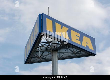 Bratislava, Slovaquie, 14 août 2021 : magasin de meubles IKEA. IKEA est le plus grand détaillant de meubles au monde depuis 2008 et conçoit et Banque D'Images